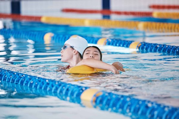 Comment optimiser l'espace autour d'une piscine pour des activités familiales ?